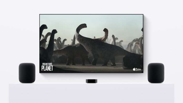 Zwei Homepods stehen seitlich an einem Fernseher und bilden ein Stereo-Paar.