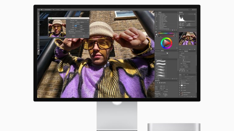 Produktbild von einem Mac mini, der an ein Studio Display angeschlossen ist.