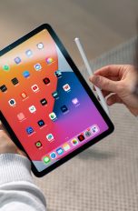 Eine Person dockt einen Apple Pencil der zweiten Generation an ein iPad an.