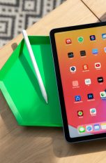 Ein Apple Pencil der zweiten Generation liegt neben einem iPad Air.