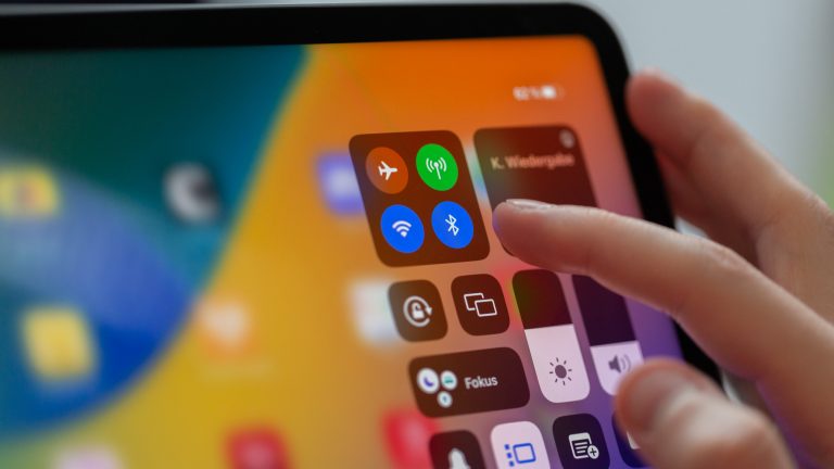 Eine Person deaktiviert die Bluetooth-Funktion auf einem iPad Pro.