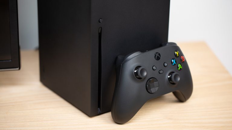 Nahaufnahme der Unterseite und des Controllers einer Xbox Series X.