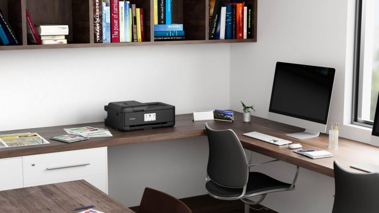Der Canon Pixma TS9550 steht auf einem Eckschreibtisch in einem Büro.