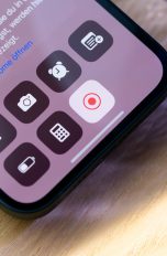 Blick auf ein iPhone, bei dem das Screen Recording im Kontrollzentrum aktiviert ist.