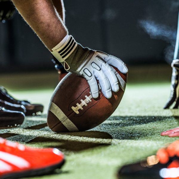 Nahaufnahme eines Footballs an der Line of Scrimmage.