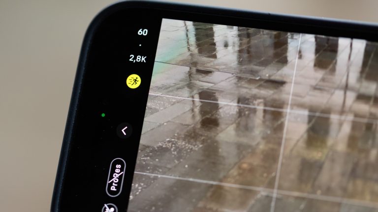 Nahaufnahme eines iPhone 14 Pro, auf dem die Kamera-App geöffnet und der Actionmodus eingeschaltet ist.