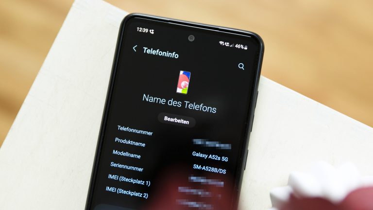 Nahaufnahme eines Samsung Galaxy A52s, auf dem die Geräteinformationen samt Telefonnummer angezeigt werden. Nahaufnahme eines Samsung Galaxy A52s, auf dem die Geräteinformationen samt Telefonnummer angezeigt werden.