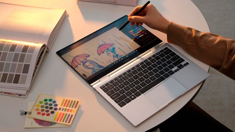 Eine Person malt auf den Touchscreen eines Samsung Galaxy Book2 Pro. Eine Person malt auf den Touchscreen eines Samsung Galaxy Book2 Pro.