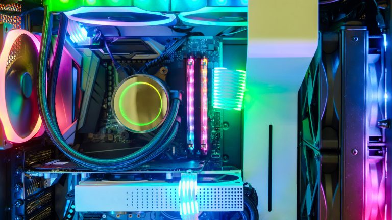 Blick ins Innere eines PCs, in dem mehrere bunt beleuchtete Lüfter zu sehen sind. Blick ins Innere eines PCs, in dem mehrere bunt beleuchtete Lüfter zu sehen sind.