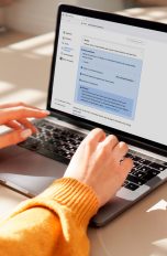 Eine Person sitzt vor einem MacBook und hat die Cookie-Einstellungen in Firefox aufgerufen.