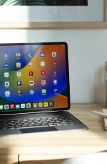 Ein iPad Pro steht, an einem Magic Keyboard angebracht, auf einem Tisch.