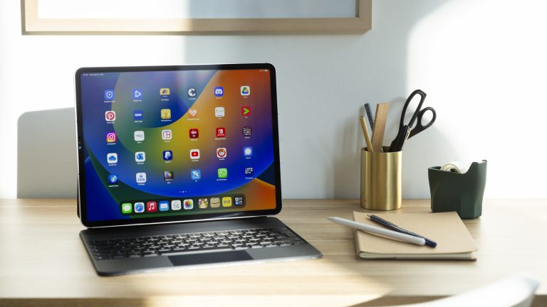 Ein iPad Pro steht, an einem Magic Keyboard angebracht, auf einem Tisch.