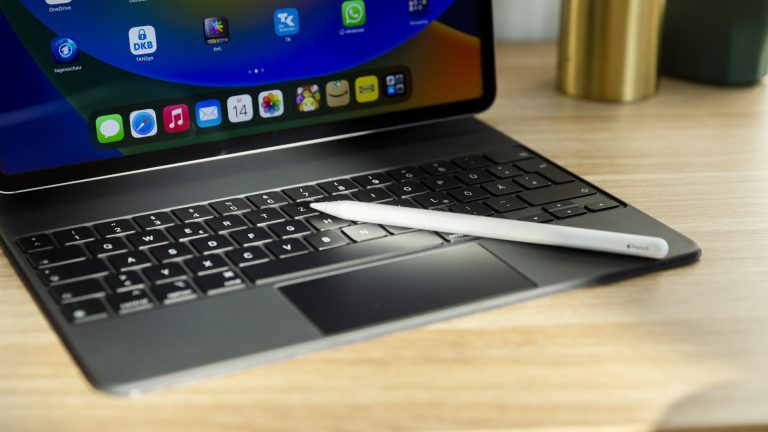 Ein Apple Pencil liegt auf dem Magic Keyboard von einem iPad Pro. Ein Apple Pencil liegt auf dem Magic Keyboard von einem iPad Pro.