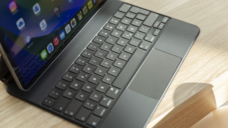 Blick auf das Magic Keyboard, das mit einem iPad Pro verbunden ist. Blick auf das Magic Keyboard, das mit einem iPad Pro verbunden ist.
