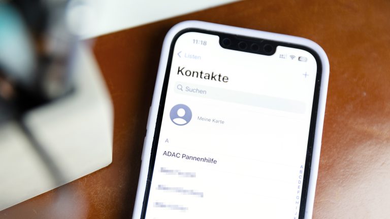 Nahaufnahme eines iPhone 13, auf dem die Kontakte-App geöffnet ist. Nahaufnahme eines iPhone 13, auf dem die Kontakte-App geöffnet ist.