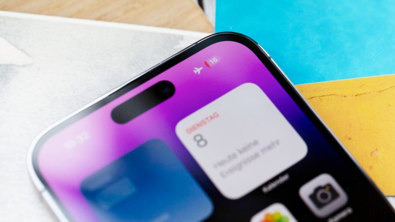 Nahaufnahme eines iPhone 14 Pro, bei dem in der Statusleiste das Flugmodus-Symbol zu sehen ist. Nahaufnahme eines iPhone 14 Pro, bei dem in der Statusleiste das Flugmodus-Symbol zu sehen ist.