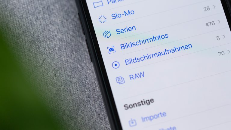 Nahaufnahme eines iPhones, auf dem die Fotos-App offen ist.