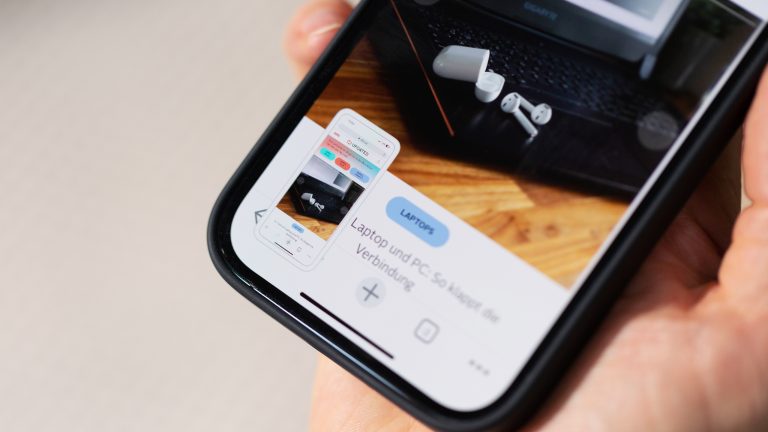 Bei aktuellen iPhones hältst du nur zwei Tasten gedrückt und fertigst einen Screenshot an.