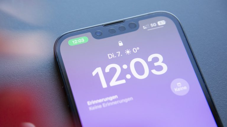 Nahaufnahme eines iPhone, bei dem die Uhrzeit grün unterlegt ist, um anzuzeigen, dass ein Hotspot aktiv ist. Nahaufnahme eines iPhone, bei dem die Uhrzeit grün unterlegt ist, um anzuzeigen, dass ein Hotspot aktiv ist.