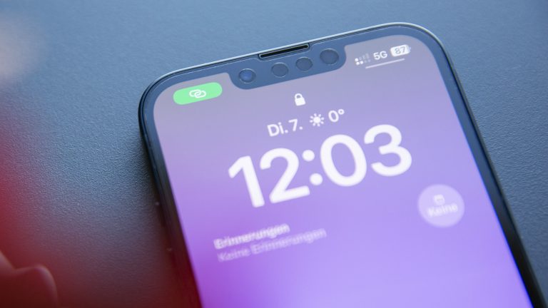 Nahaufnahme eines iPhone 13, das einen Hotspot geöffnet hat. Das dazugehörige Symbol wird in der Statusleiste angezeigt. Nahaufnahme eines iPhone 13, das einen Hotspot geöffnet hat. Das dazugehörige Symbol wird in der Statusleiste angezeigt.