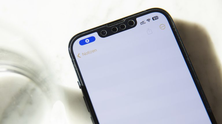 Nahaufnahme eines iPhone 13, auf dem die Notizen-App geöffnet ist. In der Statusleiste wird das Symbol für die Ortungsdienste angezeigt. Nahaufnahme eines iPhone 13, auf dem die Notizen-App geöffnet ist. In der Statusleiste wird das Symbol für die Ortungsdienste angezeigt.