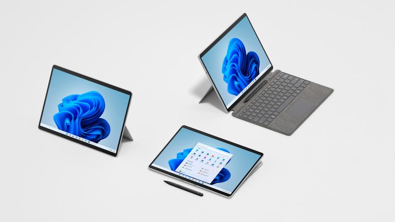 Das Microsoft Surface Pro 9 mitsamt Pro Type Cover in unterschiedlichen Posen. Das Microsoft Surface Pro 9 mitsamt Pro Type Cover in unterschiedlichen Posen.