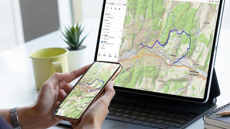 Eine Person hält ein Smartphone in der Hand und schaut auf ein Tablet. Auf beiden Geräten ist dieselbe Karte der Navi-App „Locus Map“ zu sehen. Eine Person hält ein Smartphone in der Hand und schaut auf ein Tablet. Auf beiden Geräten ist dieselbe Karte der Navi-App „Locus Map“ zu sehen.
