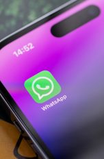 Das Logo von WhatsApp auf einem iPhone-Bildschirm.