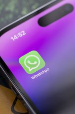 Detailansicht eines iPhones, auf dem WhatsApp installiert ist.
