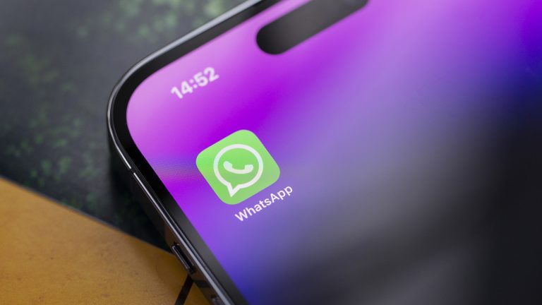 Detailansicht eines iPhones, auf dem WhatsApp installiert ist.