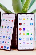 Drei Android-Smartphones stehen nebeneinander auf einem Tisch.