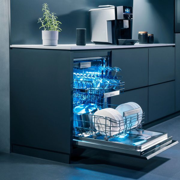 Ein Einbaugeschirrspüler mit geöffneter Tür und blauer Innenbeleuchtung. Ein Einbaugeschirrspüler mit geöffneter Tür und blauer Innenbeleuchtung.