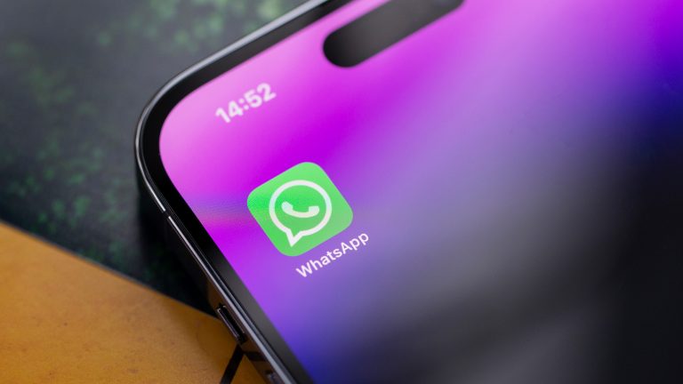 Nahaufnahme eines iPhone 14 Pro, auf dessen Homescreen WhatsApp zu sehen ist.