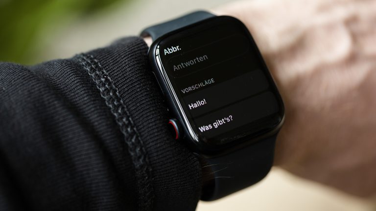 Nahaufnahme einer Apple Watch, auf der die Antwortvorschläge für WhatsApp zu lesen sind. Nahaufnahme einer Apple Watch, auf der die Antwortvorschläge für WhatsApp zu lesen sind.