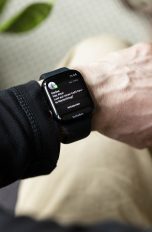 Eine Person schaut auf ihre Apple Watch. Diese zeigt eine gerade eingegangene WhatsApp-Nachricht an.