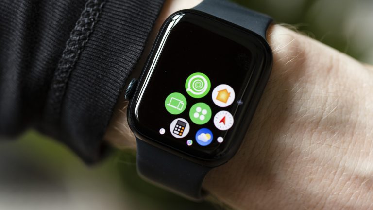 Nahaufnahme einer Apple Watch, auf der das App-Raster zu sehen ist und die dort neu installierte App WatchChat 2. Nahaufnahme einer Apple Watch, auf der das App-Raster zu sehen ist und die dort neu installierte App WatchChat 2.