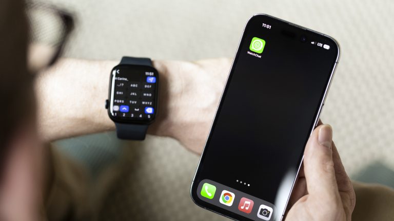 Eine Person hält ihr iPhone neben ihre Apple Watch. Auf dem iPhone ist der Homescreen samt WatchChat-2-App zu sehen. Auf der Apple Watch ist selbige App geöffnet. Diese zeigt ein Antwortfenster für eine WhatsApp-Nachricht. Eine Person hält ihr iPhone neben ihre Apple Watch. Auf dem iPhone ist der Homescreen samt WatchChat-2-App zu sehen. Auf der Apple Watch ist selbige App geöffnet. Diese zeigt ein Antwortfenster für eine WhatsApp-Nachricht.