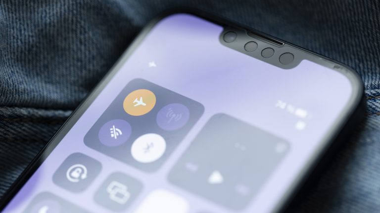 Instagram Story anonym ansehen, Tipps & Tricks Nahaufnahme eines iPhone 13, auf dessen Bildschirm gerade das Kontrollzentrum geöffnet und der Flugmodus aktiviert ist.