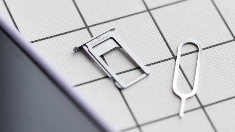 Detailansicht eines SIM-Karten-Einschubs von einem iPhone.