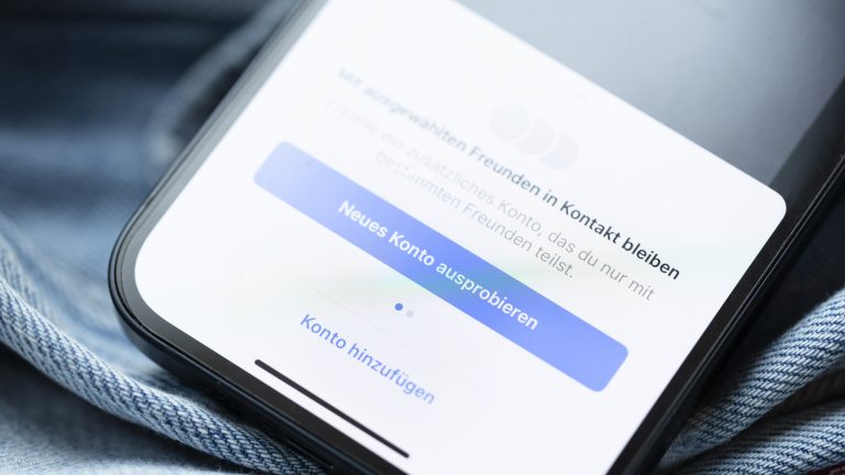 Instagram Story anonym ansehen, Tipps & Tricks Nahaufnahme eines iPhone 13, auf dem gerade Instagram geöffnet ist und ein weiteres Konto hinzugefügt wird.