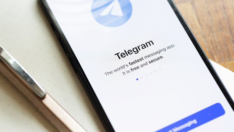 Blick auf ein iPhone, auf dem der Startbildschirm von Telegram zu sehen ist. Blick auf ein iPhone, auf dem der Startbildschirm von Telegram zu sehen ist.