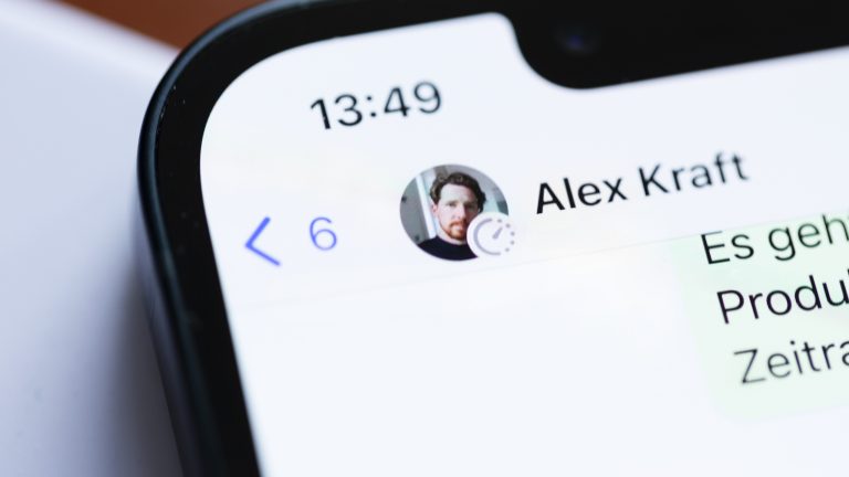 Detailaufnahme eines WhatsApp-Profilbilds, das durch eine nebenstehende Stoppuhr anzeigt, selbstlöschende Nachrichten aktiviert zu haben.