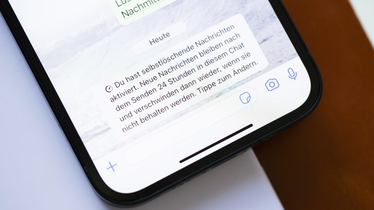 Detailaufnahme einer Information von WhatsApp, dass selbstlöschende Nachrichten in einem Chat aktiviert worden sind.