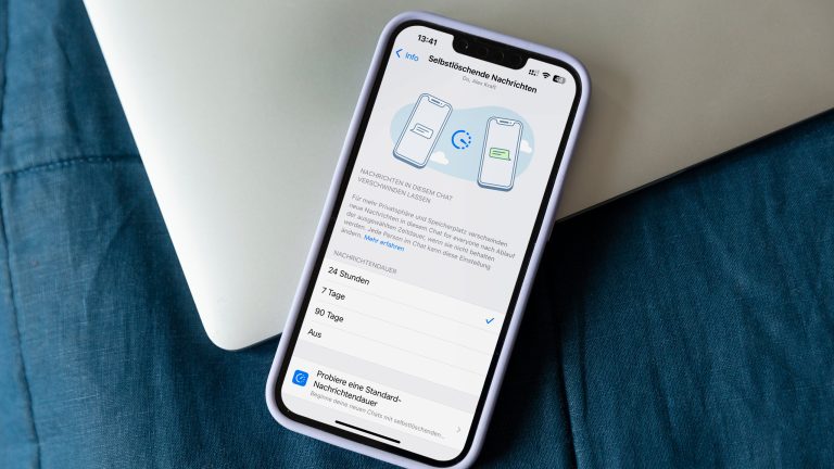 Auf einem iPhone 13 sind die Einstellungen zu den selbstlöschenden Nachrichten bei WhatsApp zu sehen.
