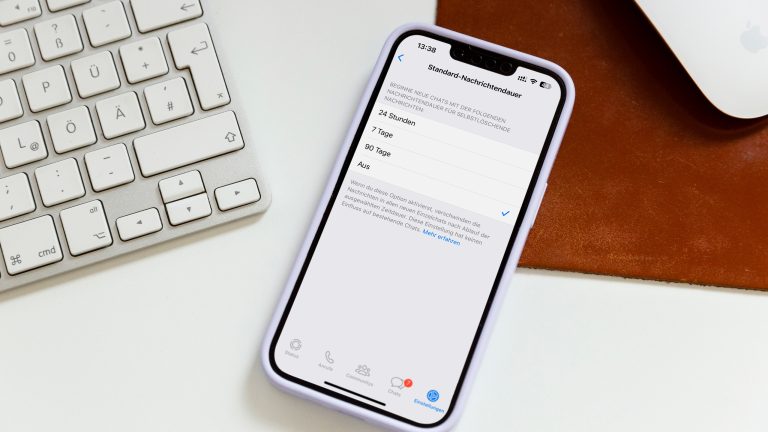 Auf einem iPhone 13 sind die Einstellungen zu den selbstlöschenden Nachrichten bei WhatsApp zu sehen.