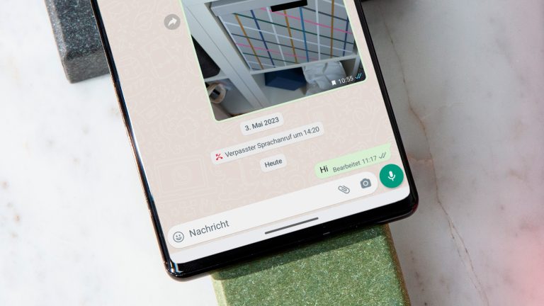 Nahaufnahme eines Pixel 6 Pro, auf dem ein Chatverlauf bei WhatsApp eingeblendet ist. Gut zu erkennen ist der „Bearbeitet“-Hinweis neben einer Nachricht. Nahaufnahme eines Pixel 6 Pro, auf dem ein Chatverlauf bei WhatsApp eingeblendet ist. Gut zu erkennen ist der „Bearbeitet“-Hinweis neben einer Nachricht.