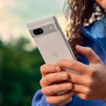 Eine Person hält ein Google Pixel 7a in der Hand und tippt darauf.