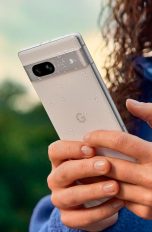 Eine Person hält ein Google Pixel 7a in der Hand und tippt darauf.