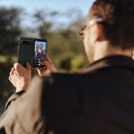 Zwei Personen fertigen mit einem Google Pixel Fold ein Selfie an.