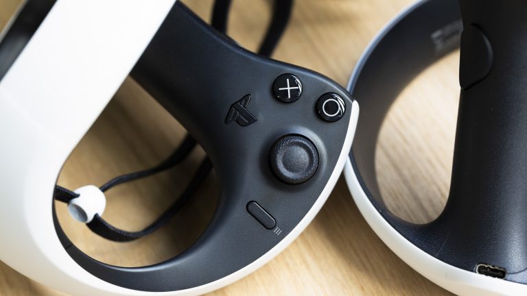 Nahaufnahme eines Sense-Controllers. Zu erkennen sind die typischen PlayStation-Tasten. Nahaufnahme eines Sense-Controllers. Zu erkennen sind die typischen PlayStation-Tasten.